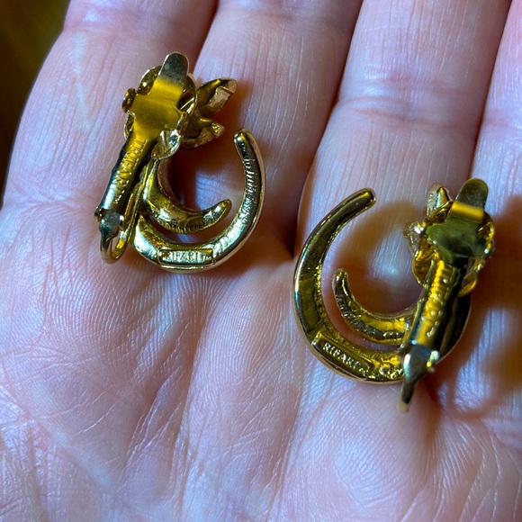 Trifari Goldtone Coil Rhinestone Crystal 3Petal Flower Clip on Earrings Vtg - Picture 3 of 4